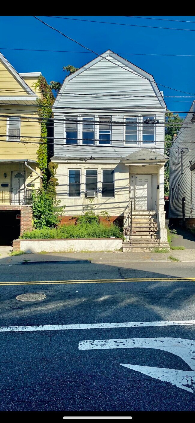 Building Photo - 639 Garfield Ave