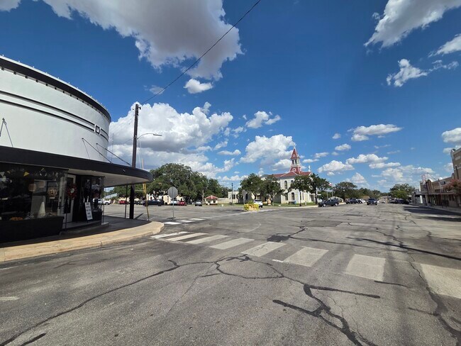 Building Photo - Floresville 3rd St Apartments