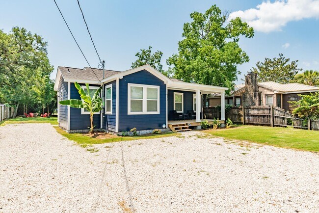 Building Photo - Stylish 3 Bedroom Bungalow near NAS and Be...