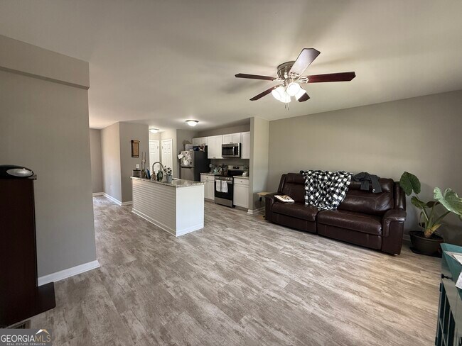 Building Photo - 305 Martin Cir