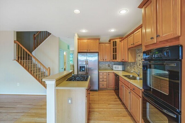 Building Photo - 1606 Wilcox Ave