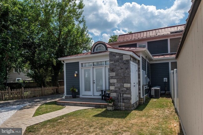 Building Photo - 703 Weedon St