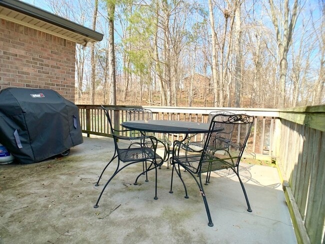 Building Photo - 423 Rivermont Dr