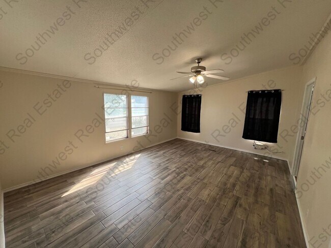 Building Photo - Spacious 3 bedrooms 2 baths home- Storage ...
