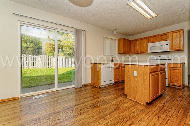 Building Photo - Bright and Spacious 4 Bedroom Home | Bellevue