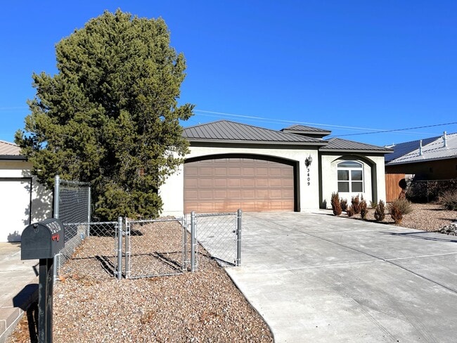 Building Photo - Lovely 3 Bedroom 2 Bathroom Home In NE ABQ!