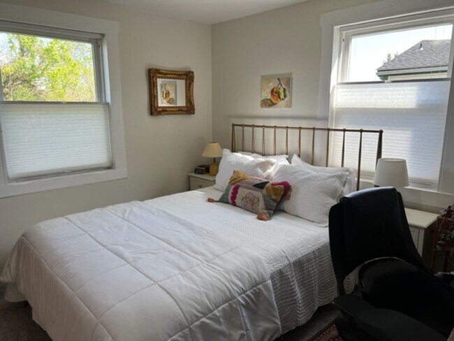 Building Photo - 208 N Lewis St