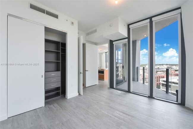 Building Photo - 2831 S Bayshore Dr
