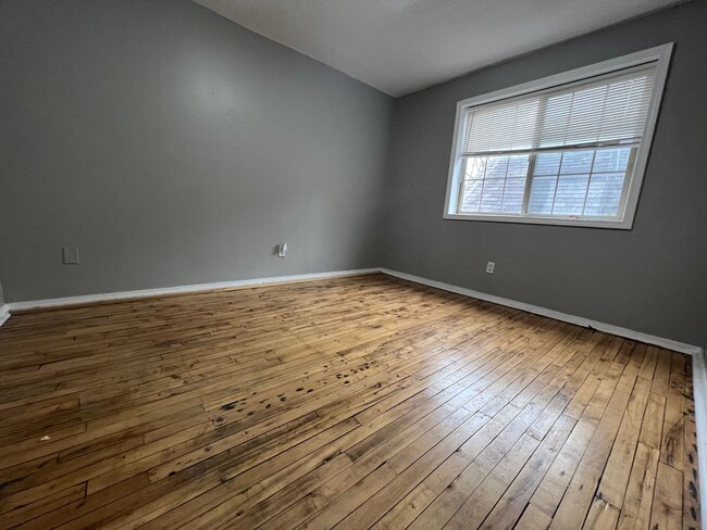 Building Photo - Cozy 3 Bedroom 1 Bathroom Duplex in Minneapolis!