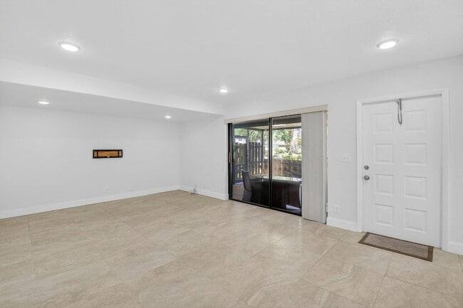 Building Photo - 717 NW 29th Ave