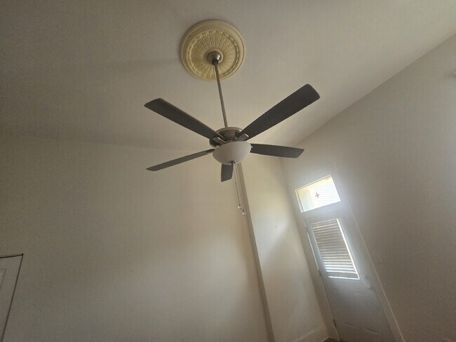 Building Photo - "2-Bed Condo with Gleaming Hardwood Floors...