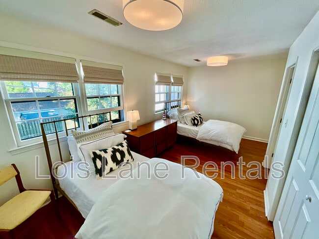 Building Photo - 190 Queen St