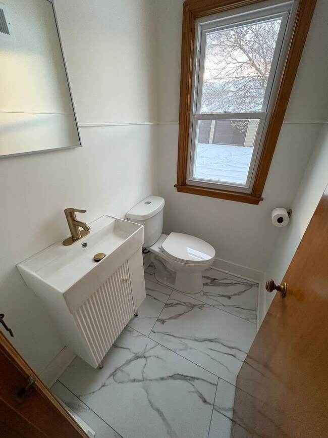 Building Photo - Newly remodeled single family with lots of space!!