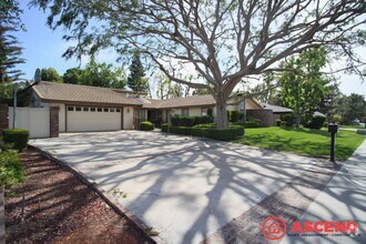 Building Photo - Stunning Home Off Ming Ave and Gosford Rd!