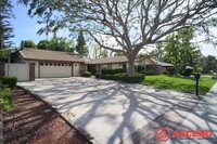 Building Photo - Stunning Home Off Ming Ave and Gosford Rd!