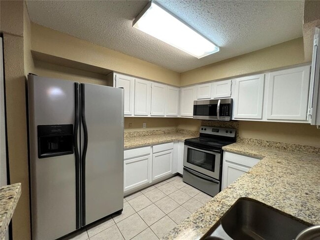 Building Photo - Spacious Ground Floor Unit in Quiet Locati...
