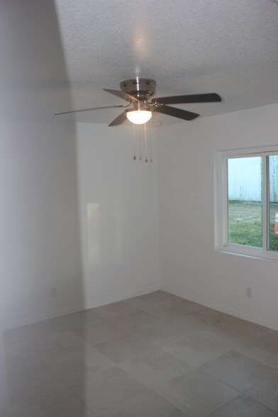 Building Photo - 1123 8th Ave Dr E