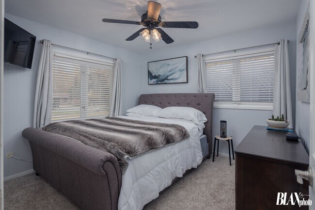 Building Photo - Beautiful modern home in an awesome neighb...