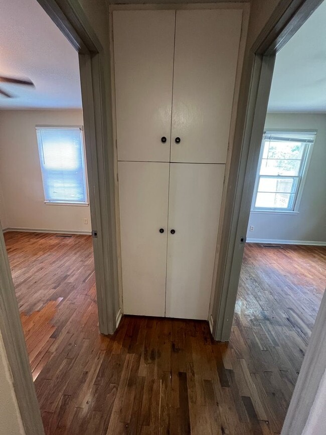 Building Photo - 3 bedroom/2 bath house close to KU with washer/dryer