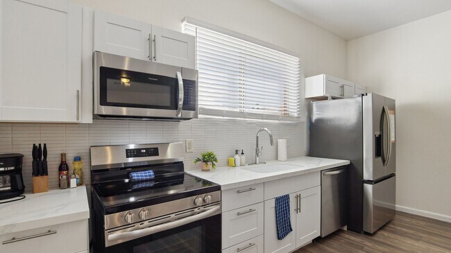 Building Photo - 2929 N 55th Pl