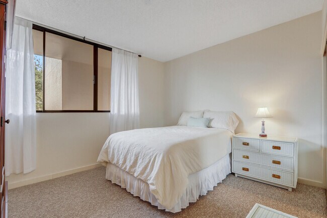 Building Photo - 11370 12 Oaks Way