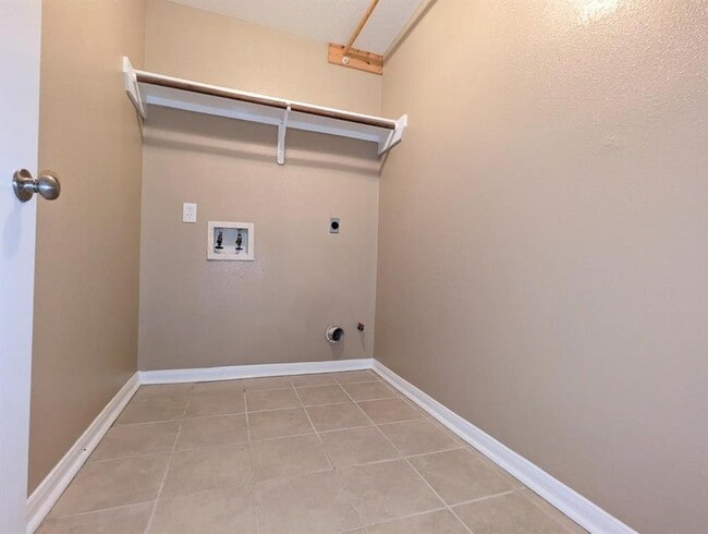 Building Photo - 3815 Maple Dr