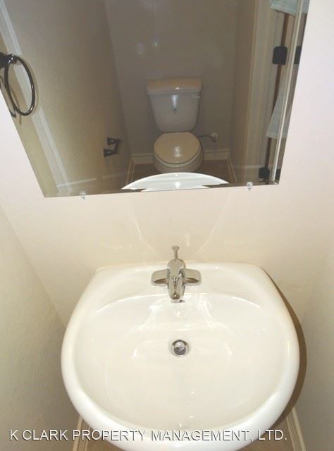 Building Photo - 3 br, 2.5 bath House - 6942 LAKEVIEW DR #102