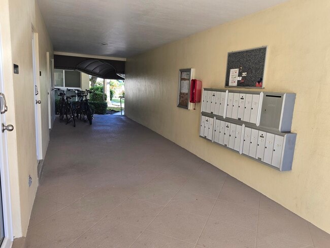 Building Photo - 60 Venetian Dr