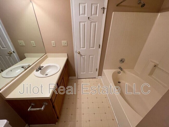 Building Photo - 1048 Hillsborough Chase NW