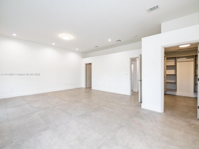 Building Photo - 20729 NE 32nd Ave