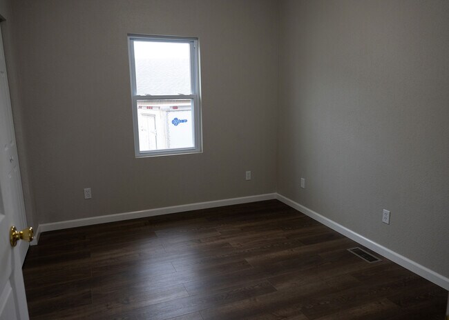 Building Photo - 115 E 6th St