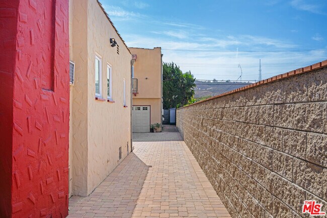Building Photo - 9056 Hubbard St