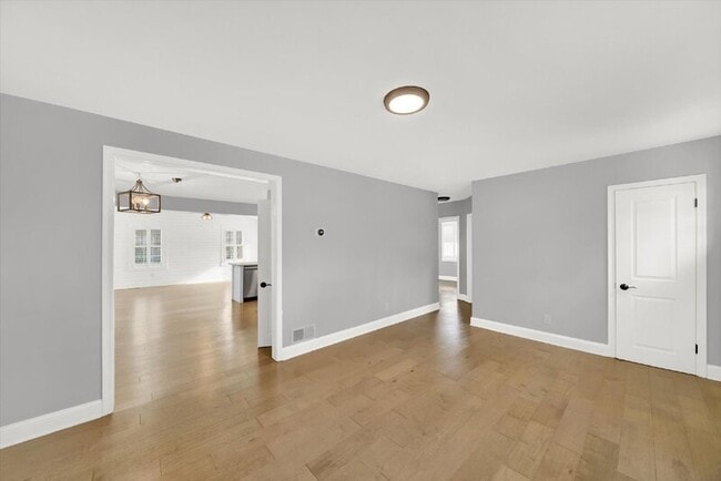 Building Photo - 10523 Howard Ave