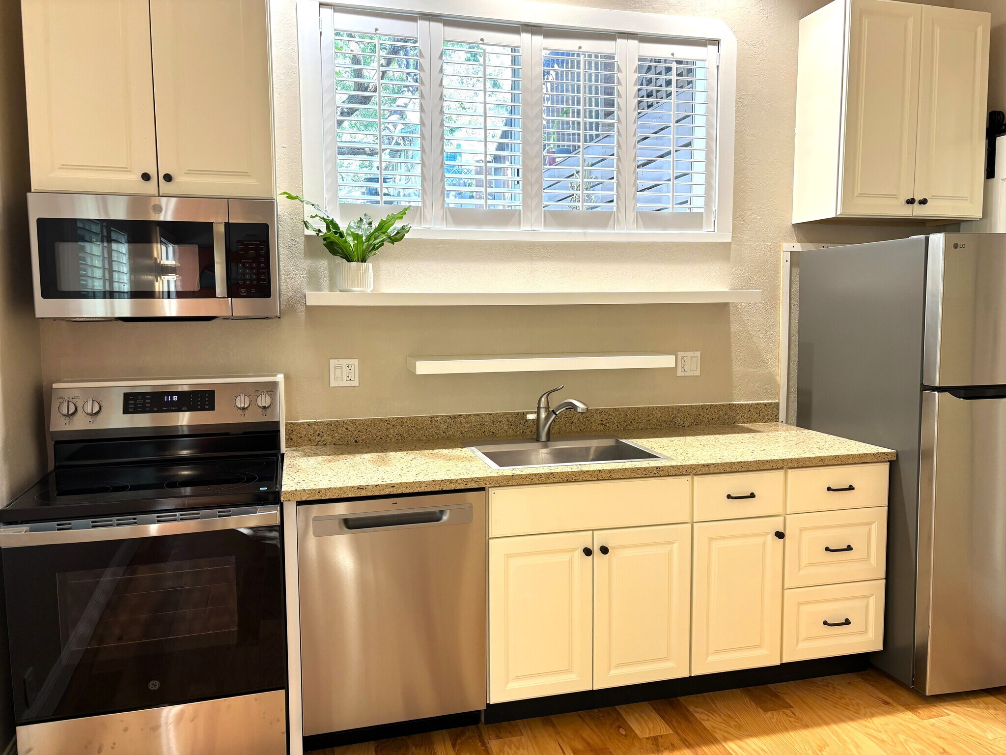 Kitchen - 1340 Hospital Rd