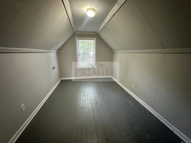 Building Photo - 10005 E 53rd St, Raytown, MO 64133- 3 bd / 1 ba house in Raytown Rent $1250