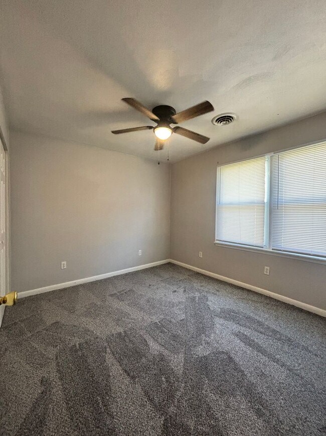 Building Photo - Adorable Two Bedroom Duplex In Truxton