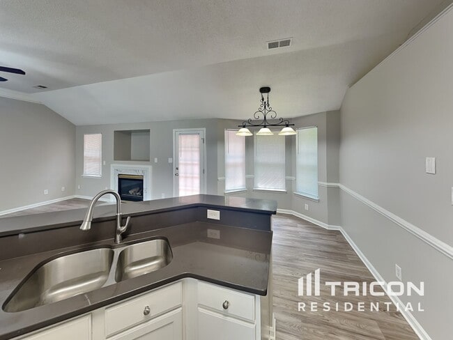 Building Photo - 8800 Willow Crest Dr