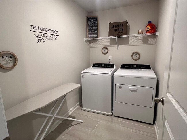 Building Photo - 242 Wells Cir