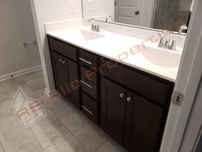 Building Photo - Luxury 3 Story 4 BD/3.5 Bath Townhome @ Sm...