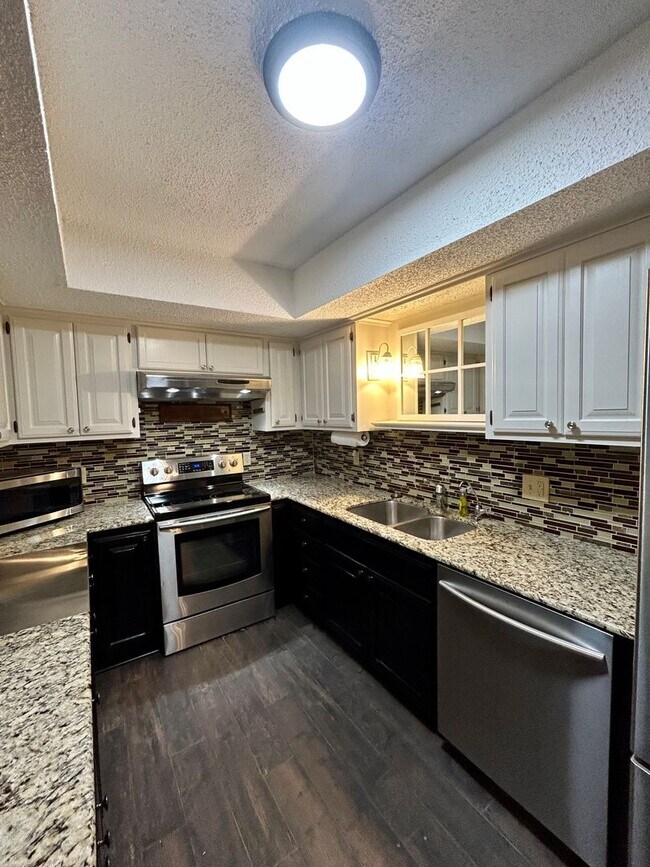 Building Photo - Gorgeous and spacious condo in a quiet and convenient location!