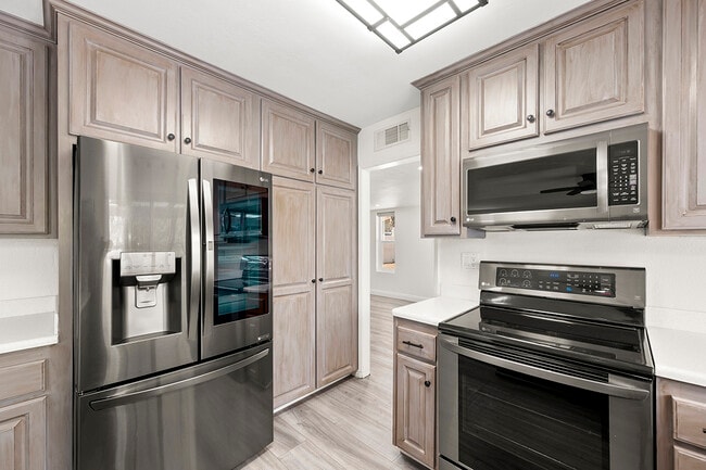 Building Photo - 10518 Pine Grove St