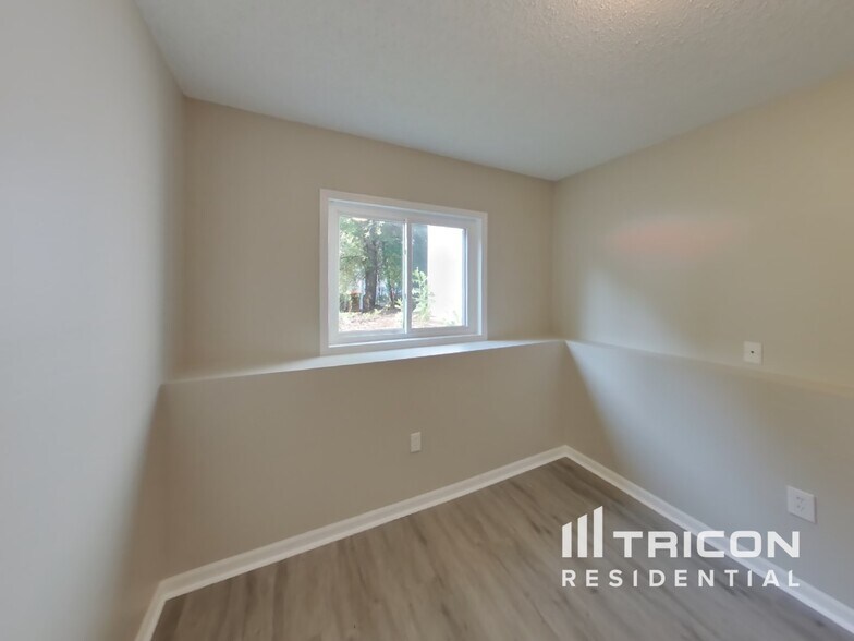 Building Photo - 9389 Jareau Ave S