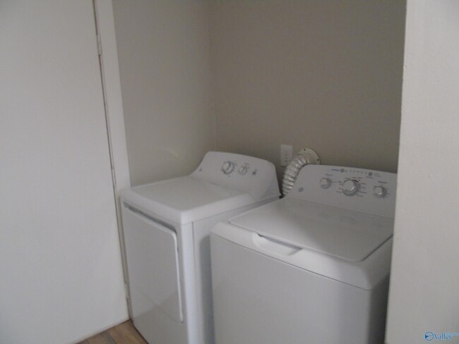 Building Photo - 1107 England St NE