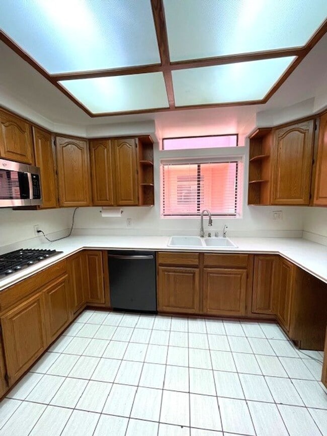 Building Photo - Quaint Gated Community near Pacific View Mall