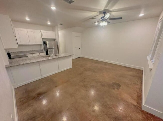 Building Photo - Beautiful Heart of Lubbock Duplex