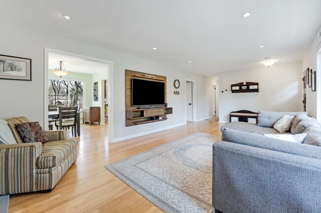 Building Photo - 5128 Linnean Terrace NW