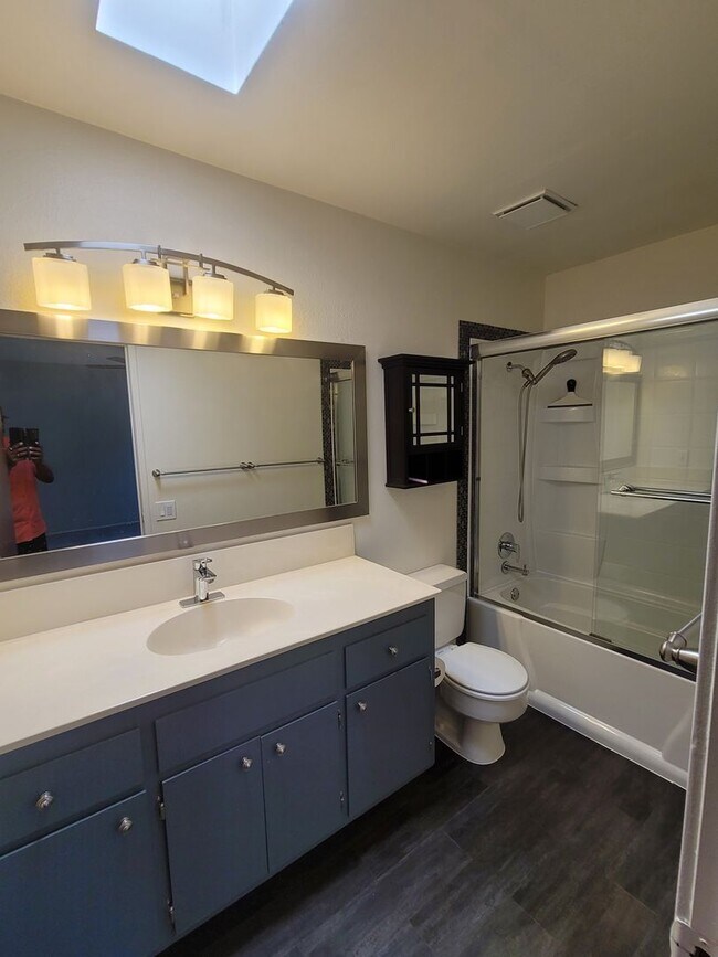 Building Photo - Mid-Century Modern half-plex in American R...