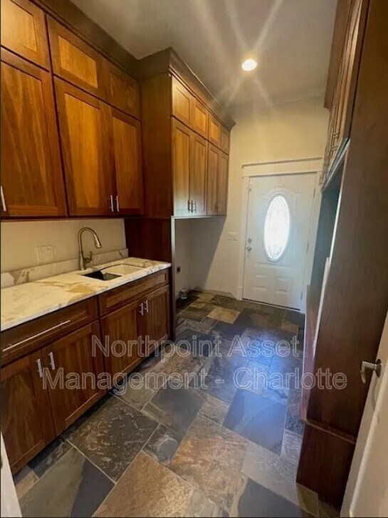 Building Photo - 3 bedroom custom home on tons of acreage w...