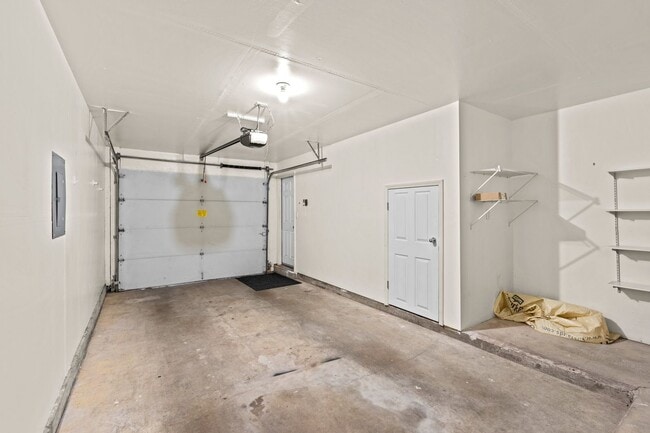 Building Photo - Foot Hills ! 2 bed/2 Bath home boasts beautiful views of the Mountains and the Lights of Albuquer...