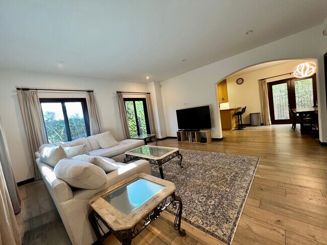 Building Photo - 2281 N Beachwood Dr